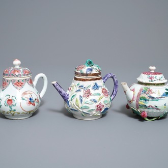 Drie Chinese famille rose theepotten met deksels, Yongzheng