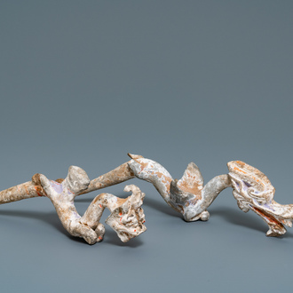 Een paar Chinese polychrome aardewerken figuren van draken, Han