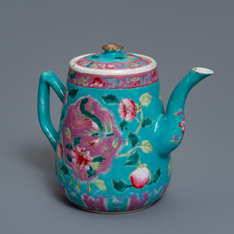 Een Chinese famille rose dekselkan voor de Straits of Peranakan markt, 19e eeuw