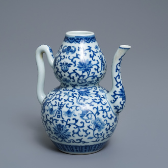 Een Chinese blauw-witte kan met vleermuizen en Shou-symbolen, 19e eeuw