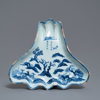 Een Chinees blauw-wit ko-sometsuke bord voor de Japanse markt in de vorm van de berg Fuji, Tianqi