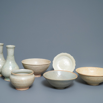 Een diverse collectie Chinees qingbai en crème geglazuurd aardewerk, Song en later