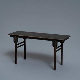 Een Chinees bronzen miniatuur model van een zgn. scholar's table, 19e eeuw