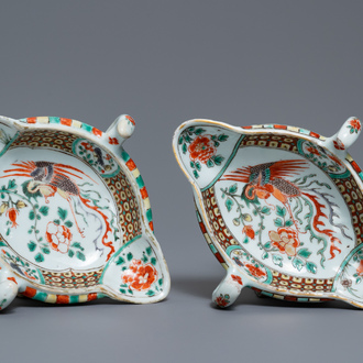 Een paar Chinese famille verte sauskommen met feniksen, Kangxi