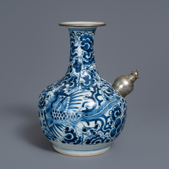Een Chinese met zilver gemonteerde blauw-witte 'Bleu de Hue' kendi voor de Vietnamese markt, 19e eeuw