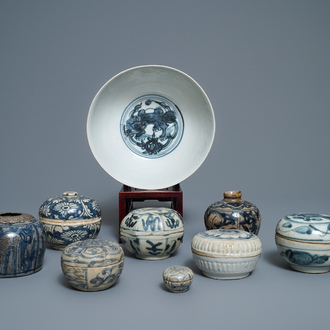 Een collectie Chinees blauw-wit Swatow goed, Ming