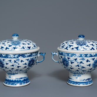 Een paar Chinese blauw-witte dekselkommen met lotusslingers, 19e eeuw