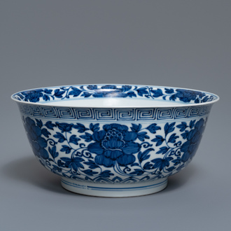 Een Chinese blauw-witte kom met pioenslingers, Kangxi