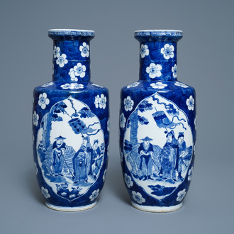 Een paar Chinese blauw-witte rouleau vazen met figuren bij een olifant, Kangxi merk, 19e eeuw