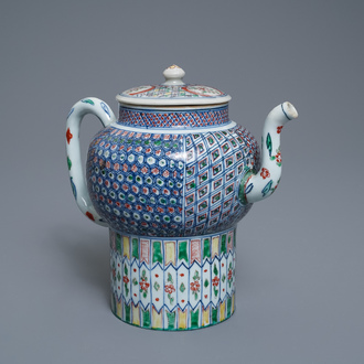 Een grote Chinese wucai theepot met deksel, Transitie periode of Kangxi