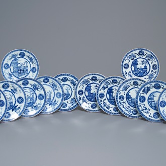 Twaalf Chinese blauw-witte borden met 'zotjes', Kangxi
