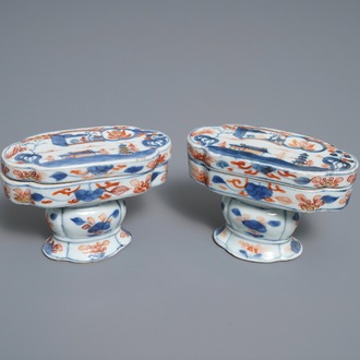 Een paar Chinese Imari-stijl specerijdozen met deksels, Kangxi