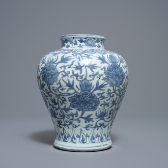 Een Chinese blauw-witte vaas met lotusslingers, Jiajing