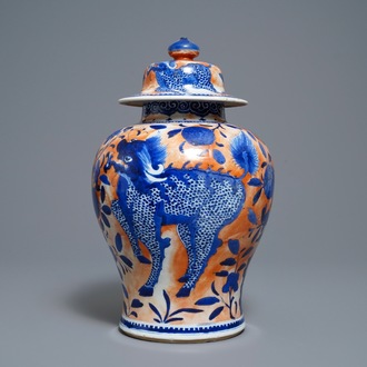 Een Chinese overgedecoreerde blauw-witte dekselvaas met een kylin en een feniks, 19e eeuw