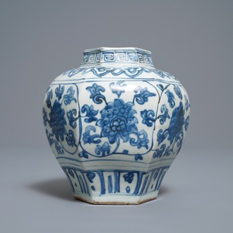 Een Chinese hexagonale blauw-witte vaas met lotusslingers, gemerkt met haas, Wanli