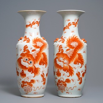 Een paar Chinese vazen met ijzerrood decor van Boeddhistische leeuwen, 19/20e eeuw