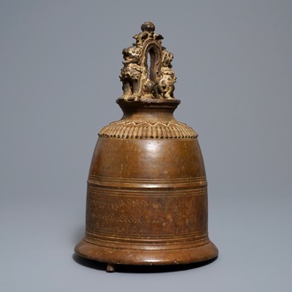 Een grote bronzen tempelbel met inscriptie, Birma, 19e eeuw
