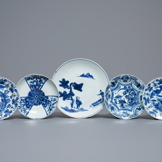 Vijf Chinese blauw-witte ko-sometsuke en kraakporseleinen borden, Wanli/Tianqi