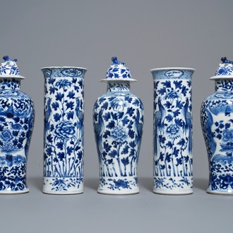 Een Chinees blauw-wit vijfdelig kaststel met pauwen, Kangxi merk, 19e eeuw