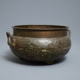 Een grote Chinese bronzen driepotige wierookbrander met draken, 19e eeuw