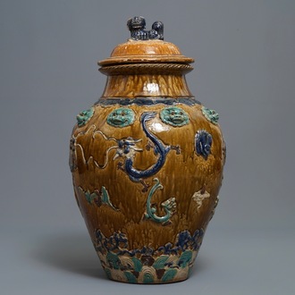 Een grote Chinese meerkleurige steengoed martavaan met deksel, Ming/Qing