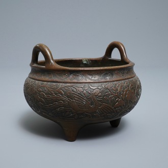 Een Chinese bronzen wierookbrander met feniksen en pioenen, Xuande merk, 18e eeuw