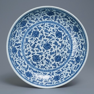Een Chinese blauw-witte Ming-stijl schotel met florale slingers, Qianlong