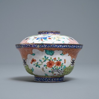 Een Chinese Canton email dekselkom met bloemen en vlinders, Qianlong/Jiaqing