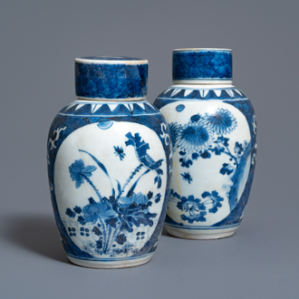 Een paar Chinese blauw-witte dekselpotten met floraal decor, Hatcher cargo scheepswrak, Transitie periode