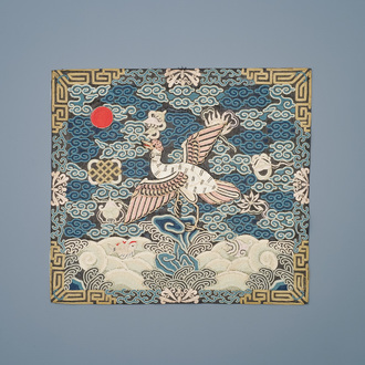 Een Chinese geborduurd zijden 'rank badge' voor een ambtenaar van de hoogste klasse, Qianlong/Jiaqing