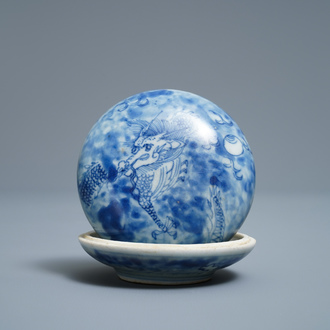 Een Chinees blauw-wit dekseldoosje voor zegelwas met een draak, Hatcher cargo, Transitie periode