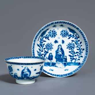 Een Chinese blauw-witte kop en schotel met moeder met kind, Kangxi