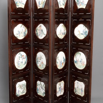 Een Chinees houten kamerscherm met famille rose 'Romance van de Westelijke Kamer' plaquettes, Republiek
