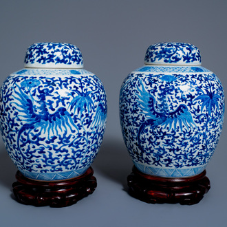 Een paar Chinese blauw-witte dekselpotten met feniksen, Kangxi merk, 19e eeuw
