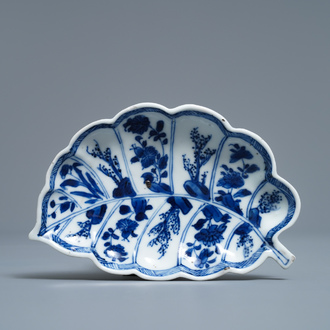 Een Chinees blauw-wit bladvormig schoteltje, Kangxi