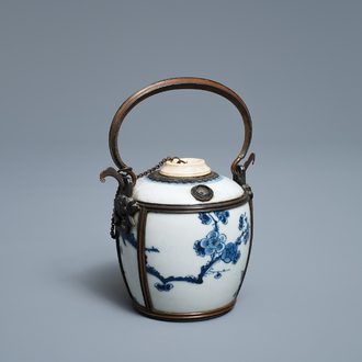 Een Chinese blauw-witte 'Bleu de Hue' waterpijp voor de Vietnamese markt, Kangxi