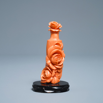 Een Chinese snuiffles in rood koraal met decor van rozen, 19/20e eeuw
