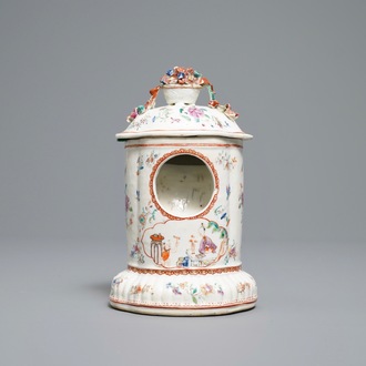 Een Chinese famille rose zakhorlogehouder met mandarijns decor, Qianlong