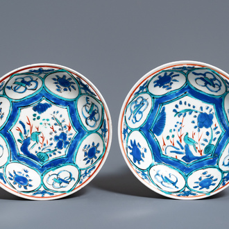 Een paar Japanse Kakiemon borden in Wanli-stijl, Edo, 17e eeuw