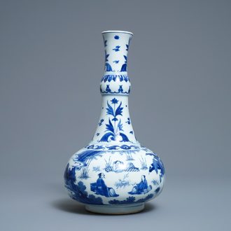Een Chinese blauw-witte flesvormige vaas met figuratief decor, Transitie periode