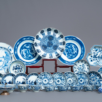 Een diverse collectie Chinees blauw-wit porselein, Ming en Kangxi