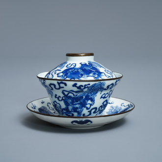 Een Chinese blauw-witte 'Bleu de Hue' dekselkom op onderschotel voor de Vietnamese markt, 19e eeuw