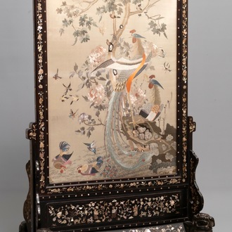 Een groot Chinees met parelmoer ingelegd houten scherm met zijden borduursel, 19e eeuw