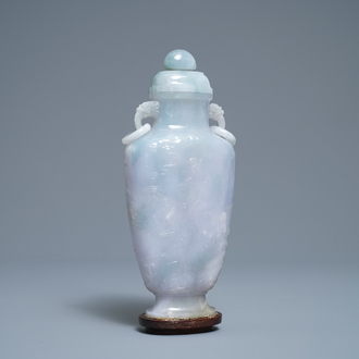 Een Chinese jade dekselvaas met reliëfdecor van onsterfelijken, 19e eeuw