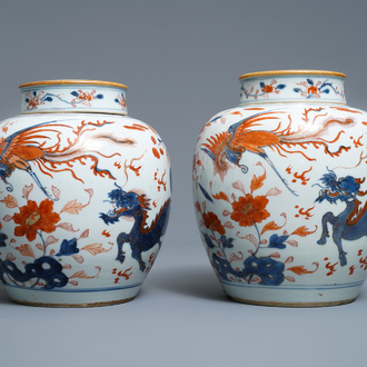 Een paar Chinese Imari-stijl dekselpotten met kylins en feniksen, Kangxi