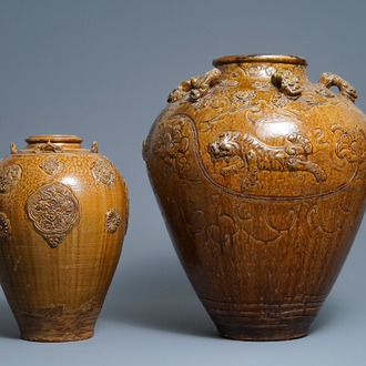 Twee Chinese bruin geglazuurde martavanen met fijn reliëfdecor, 18/19e eeuw