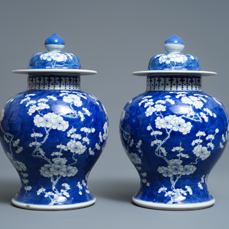 Een paar Chinese blauw-witte dekselvazen met 'prunus op gebroken ijs', 19e eeuw