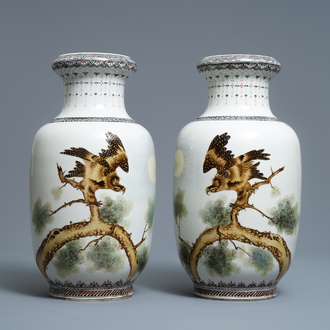 Een paar Chinese polychrome vazen met arenden, gesign. Cheng Yiting (1885-1948), gedat. 1931