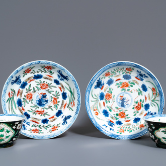 Een paar zeldzame Chinese famille noire koppen en schotels, Kangxi