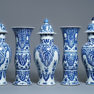 Een groot Chinees blauw-wit vijfdelig kaststel met floraal decor, Kangxi